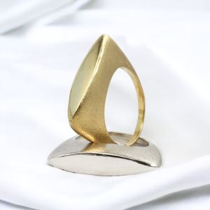 Δύο στοιβαζόμενα δαχτυλίδια σε χρυσό και ασήμι, που αναδεικνύουν έναν μινιμαλιστικό σχεδιασμό, ιδανικά για layering ή για μεμονωμένη χρήση.