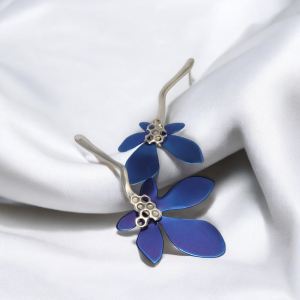 Χειροποίητα σκουλαρίκια με μπλε τιτάνιο και ασημένια λεπτομέρεια, σε σχέδιο λουλουδιού από το Dono Di Dio Jewels.