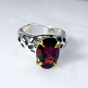 Εντυπωσιακό ασημένιο δαχτυλίδι με γρανάτη και επιχρυσωμένες λεπτομέρειες